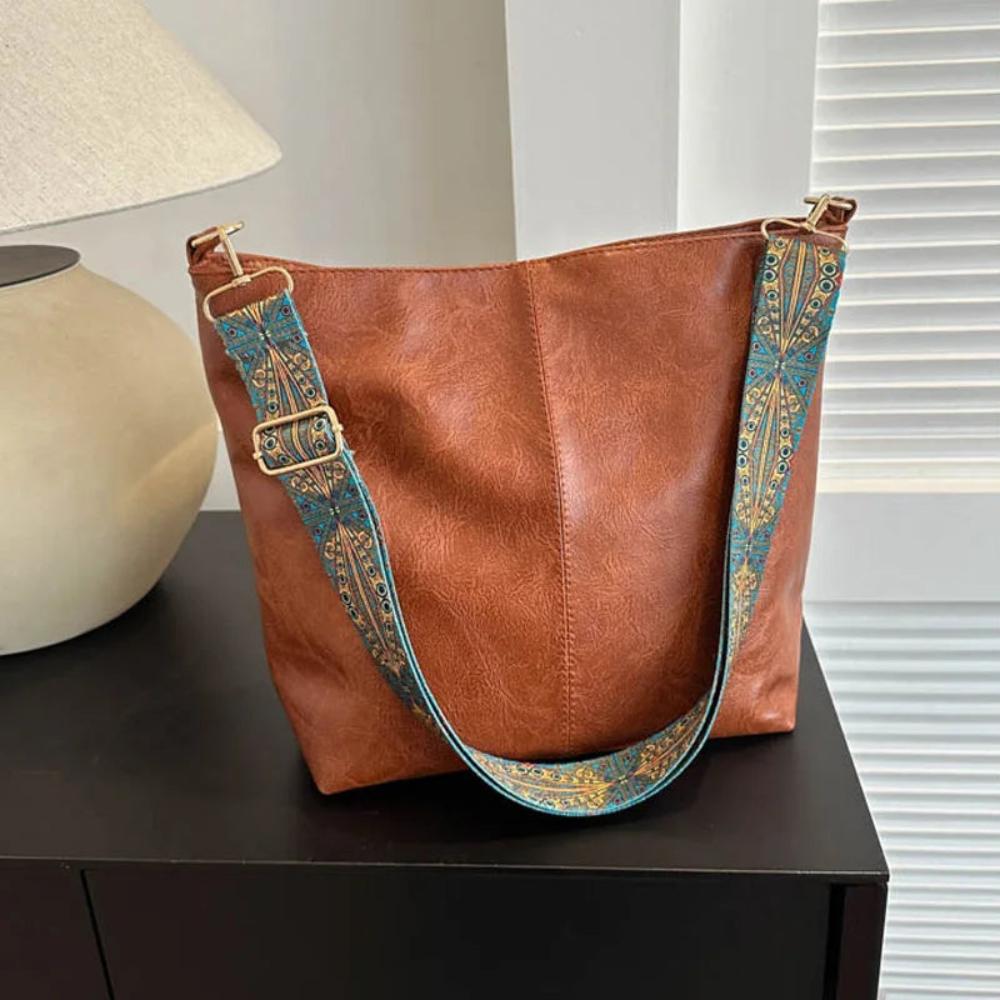 Charming vintage leather shoulder bag | Tamar's Vintage Charm