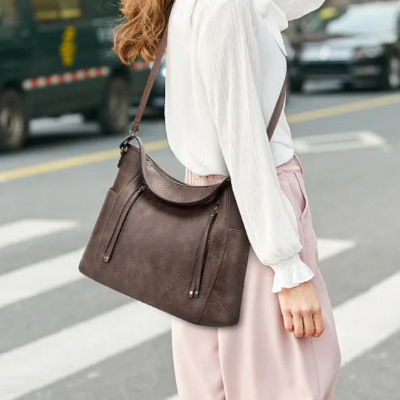 Georgia's timeless elegance | Vintage shoulder bag